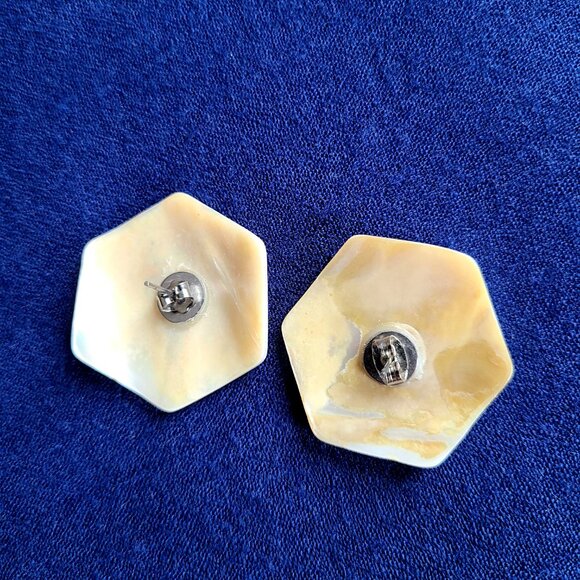 Large vintage Mother of Pearl earrings with carved flowers. - Picture 7 of 8